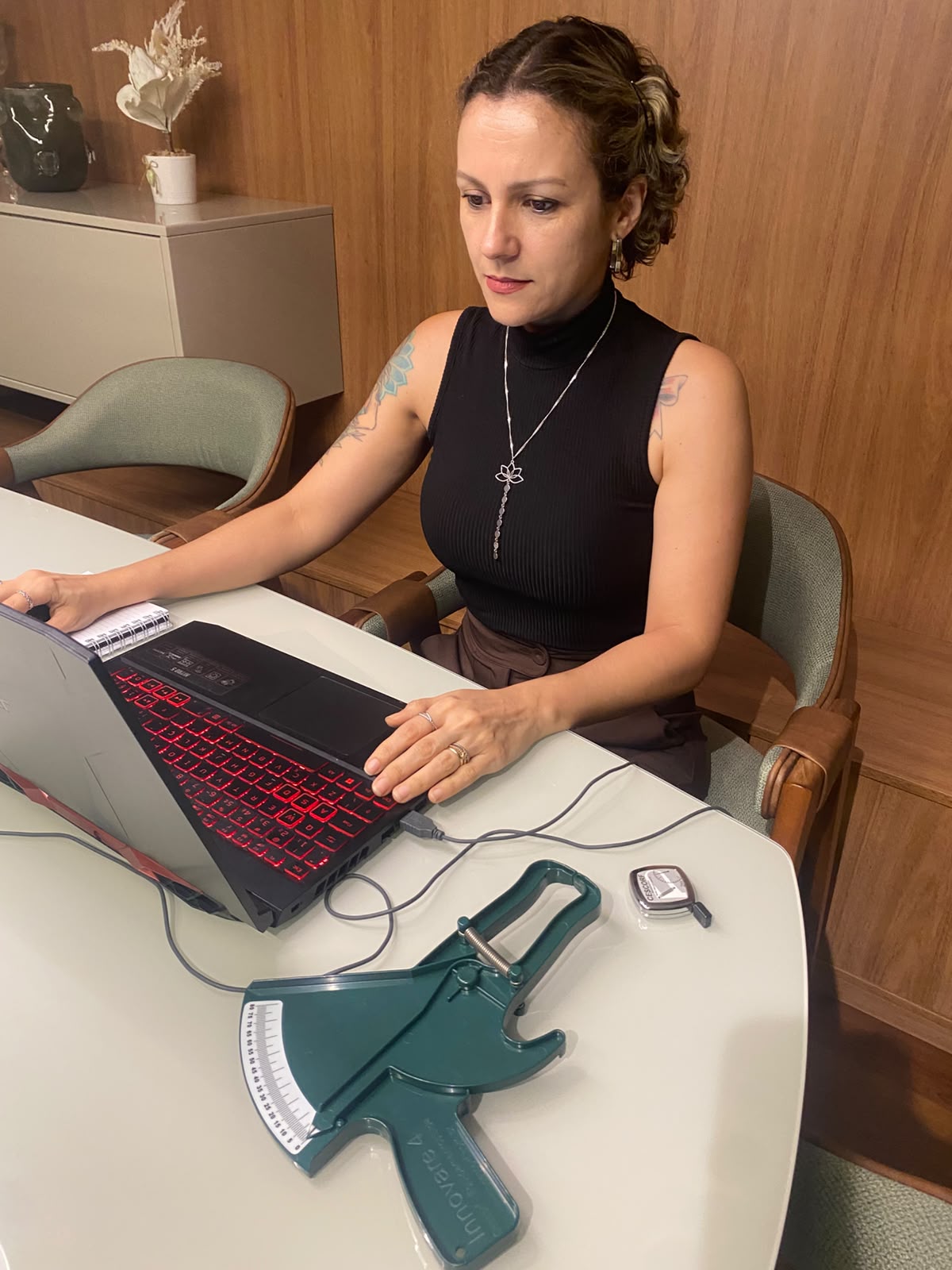 Jana Zabuscka realizando avaliação nutricional em seu consultório