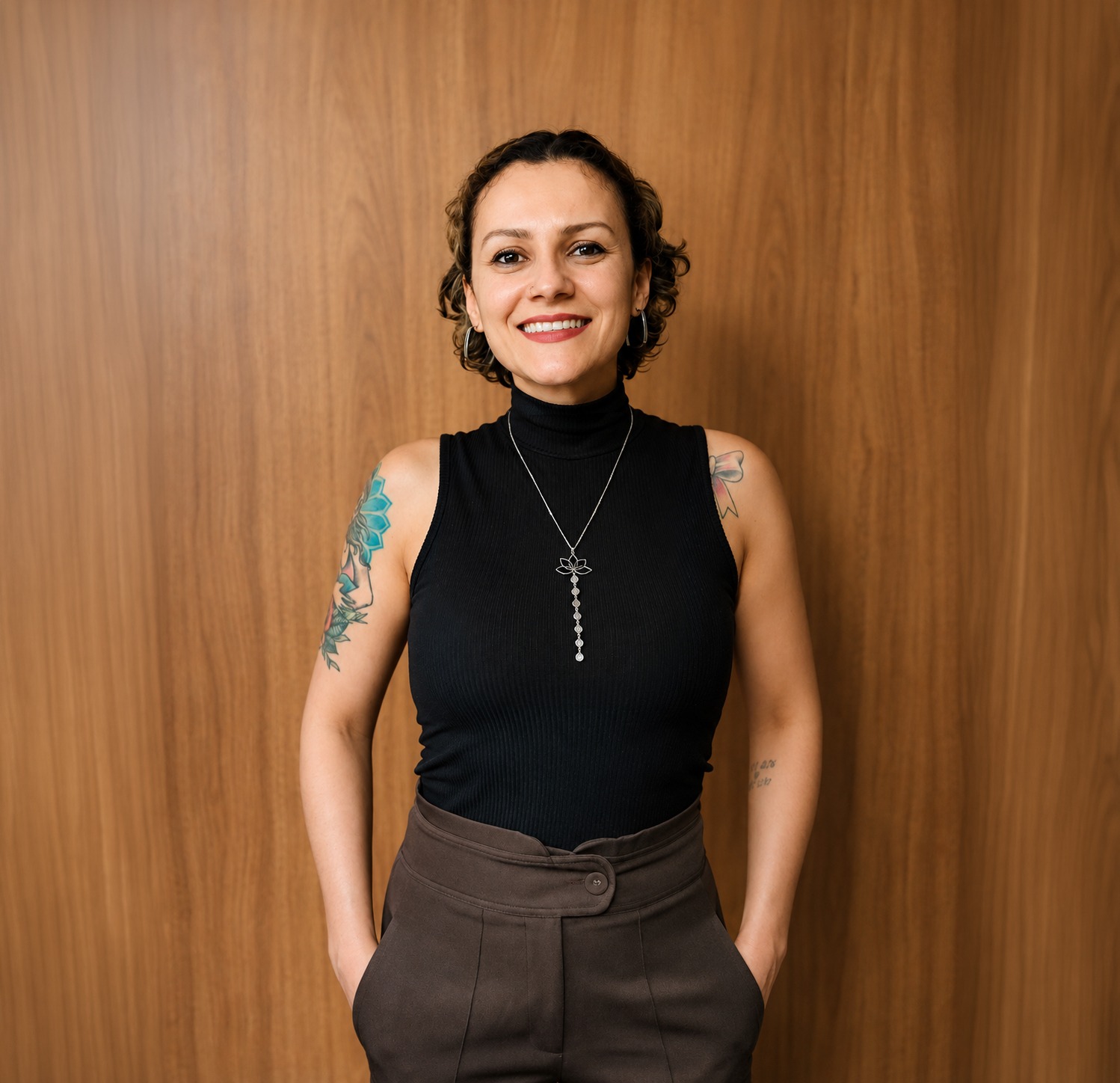Jana Zabuscka, nutricionista, sorrindo em seu consultório