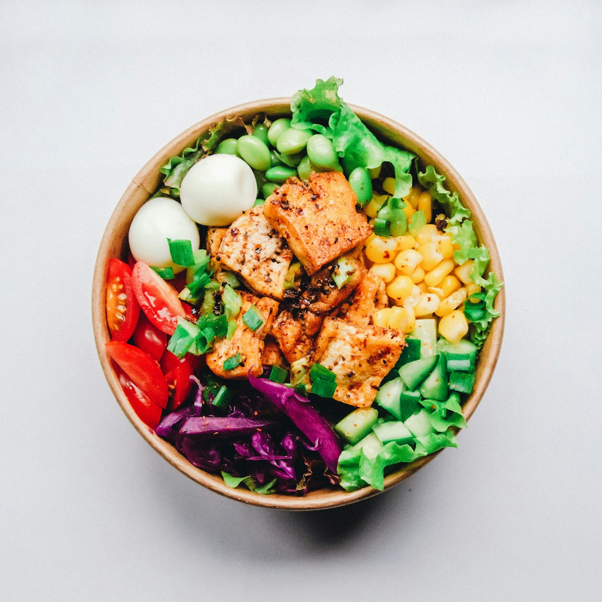 Bowl colorido com proteína e vegetais